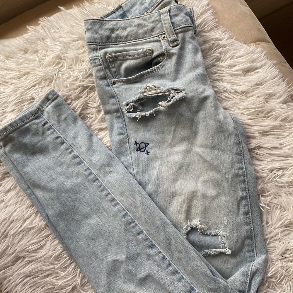 American eagle super stretch ripped jeans